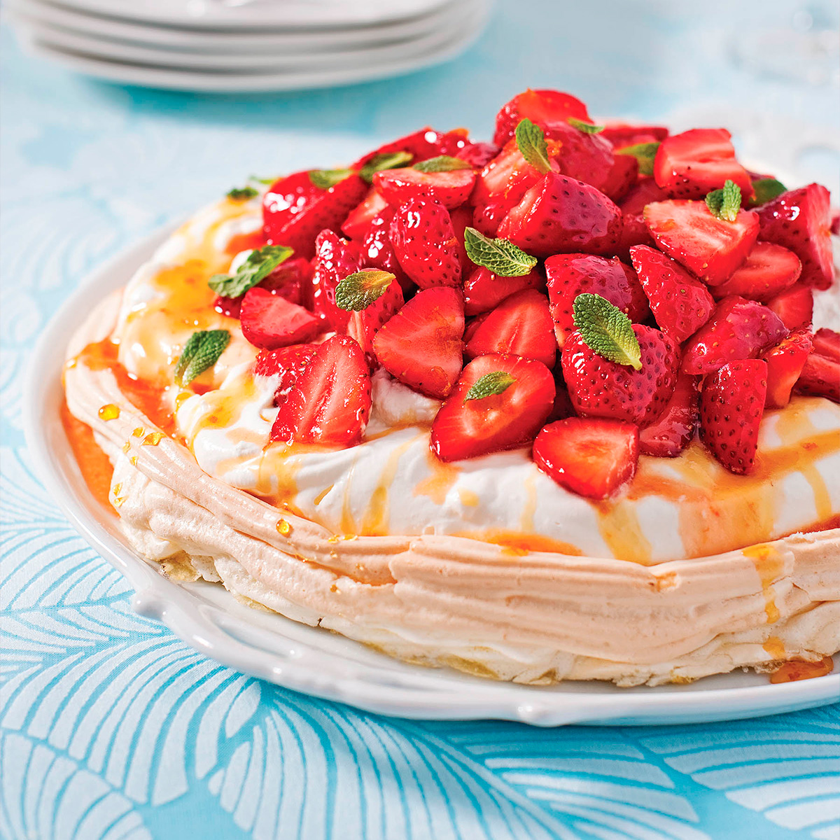 Strawberries Pavlova with orange maple caramel | Pie recipe