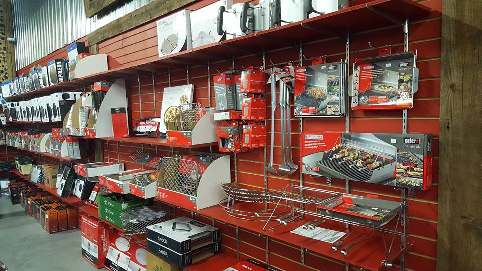 Plusieurs accessoires comme des plaques de cuisson et des ustensiles pour la cuisson sur le BBQ