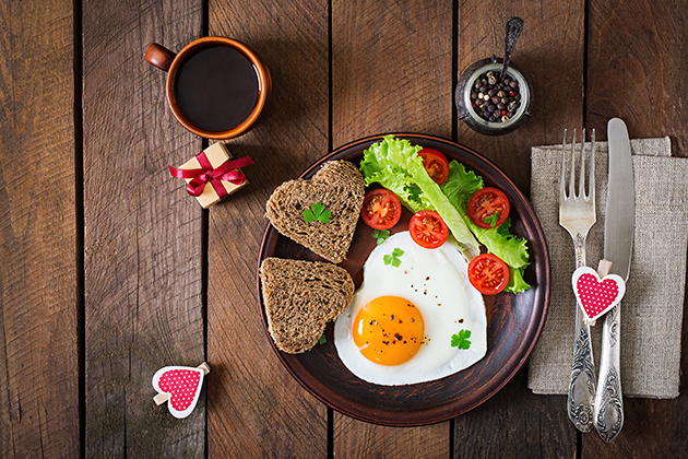 Rôties et oeuf en forme de cœur
