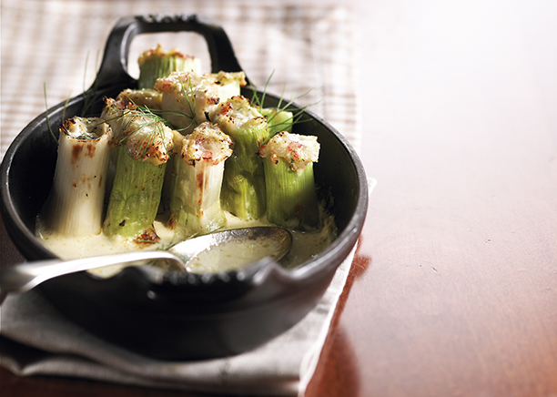 Blancs de poireaux farcis avec une garniture à la crème, au vin blanc et aux crevettes