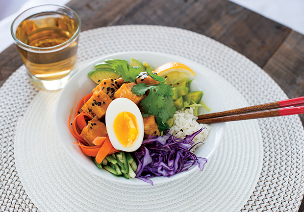 Buddha bowl au tempeh avec des poireaux et une sauce aigre-douce