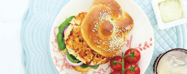 Burger de saumon frais avec des poireaux tranchés