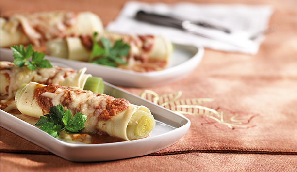 Cannellonis de mignons de poireaux avec une sauce aux tomates, poireaux tranchés et poivrons grillés