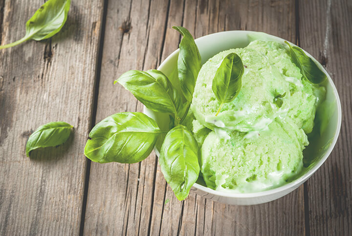 Crème glacée inusitée au basilic et au citron