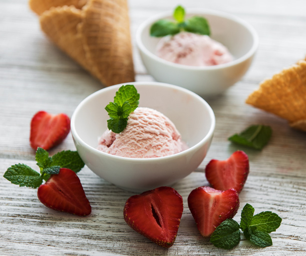 Crème glacée maison aux fraises du Québec et à base de bananes