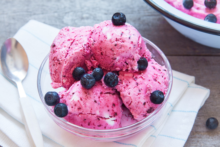 Crème glacée végétalienne maison aux bleuets et au lait de coco
