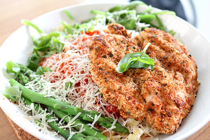Escalope de poulet pané au parmesan prête en 20 minutes, accompagnée de pâtes et sauce tomate