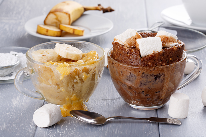 Gâteau au chocolat et gâteau aux bananes chacun dans une tasse