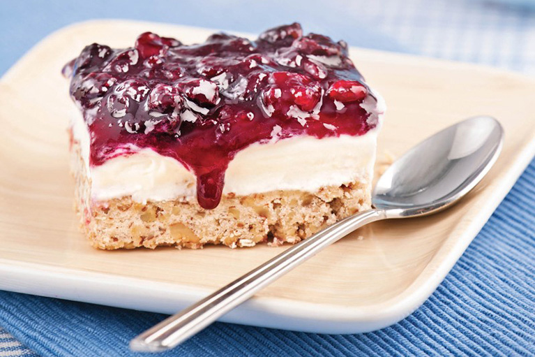 Gâteau au fromage aux bleuets du Québec avec croûte aux pacanes