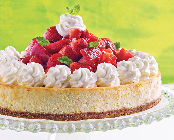 Gâteau au fromage style New York avec des fraises du Québec fraîches