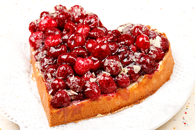 Gâteau blanc en forme de cœur avec fraises