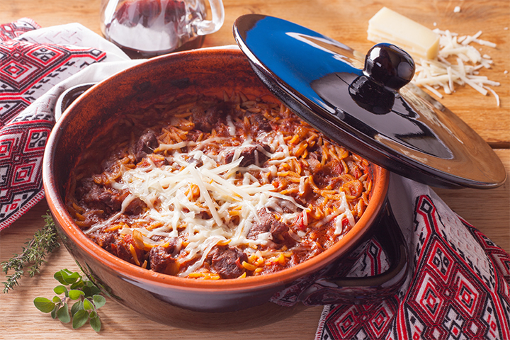 Le giouvesti ou youvesti est une recette traditionnelle de la cuisine grecque