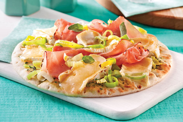 Idée de recette simple pour de la cuisine maison : pizza jambon, brie et poireaux