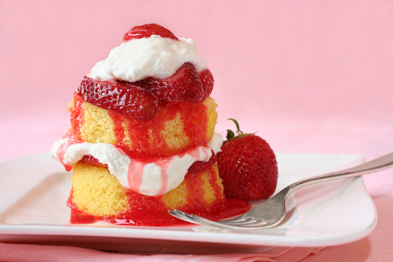 Incontournable recette de shortcake aux fraises du Québec avec crème fouettée