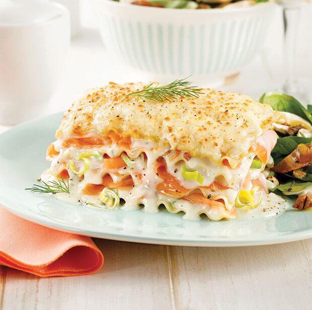 Lasagne au saumon fumé et aux poireaux faites avec une sauce béchamel