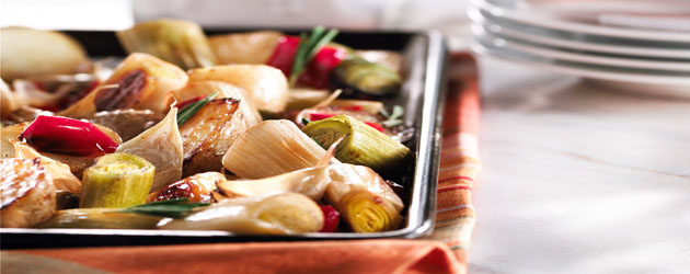 Recette avec des poireaux entiers : des mignons de poireaux rôtis au four avec poivron rouge, patates grelots et ail