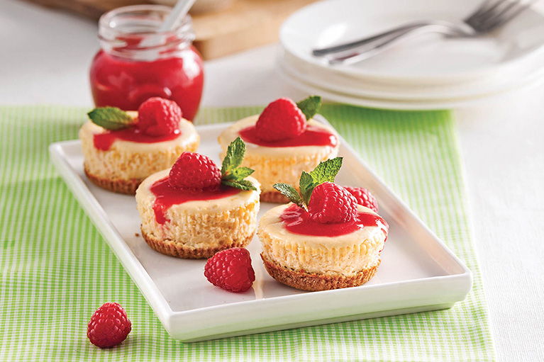 Mini-cheesecakes aux framboises du Québec avec coulis de framboises