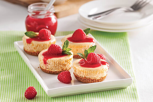 Mini gâteaux au fromage avec un coulis de framboises du Québec