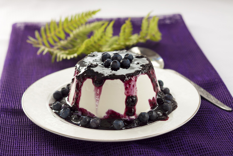 Panna cotta aux bleuets du Québec avec coulis et bleuets en décoration