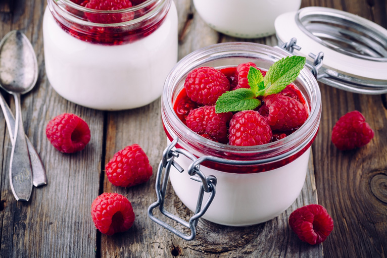 Panna cotta italienne aux framboises avec coulis de framboises du Québec