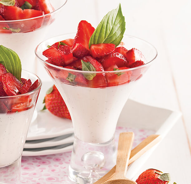 Panna cotta au lait de coco avec des fraises du Québec et du basilic thaï