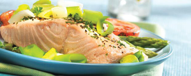 Papillote de saumon au BBQ avec des poireaux tranchés et des asperges