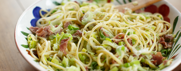 Pâtes aux poireaux et au prosciutto prêtes en 20 minutes dans une sauce à la crème
