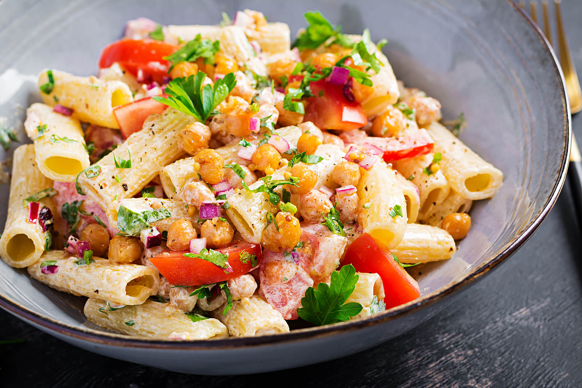 Plat de salade de pâtes avec légumes et pois chiches pour un lunch de semaine rapide à préparer
