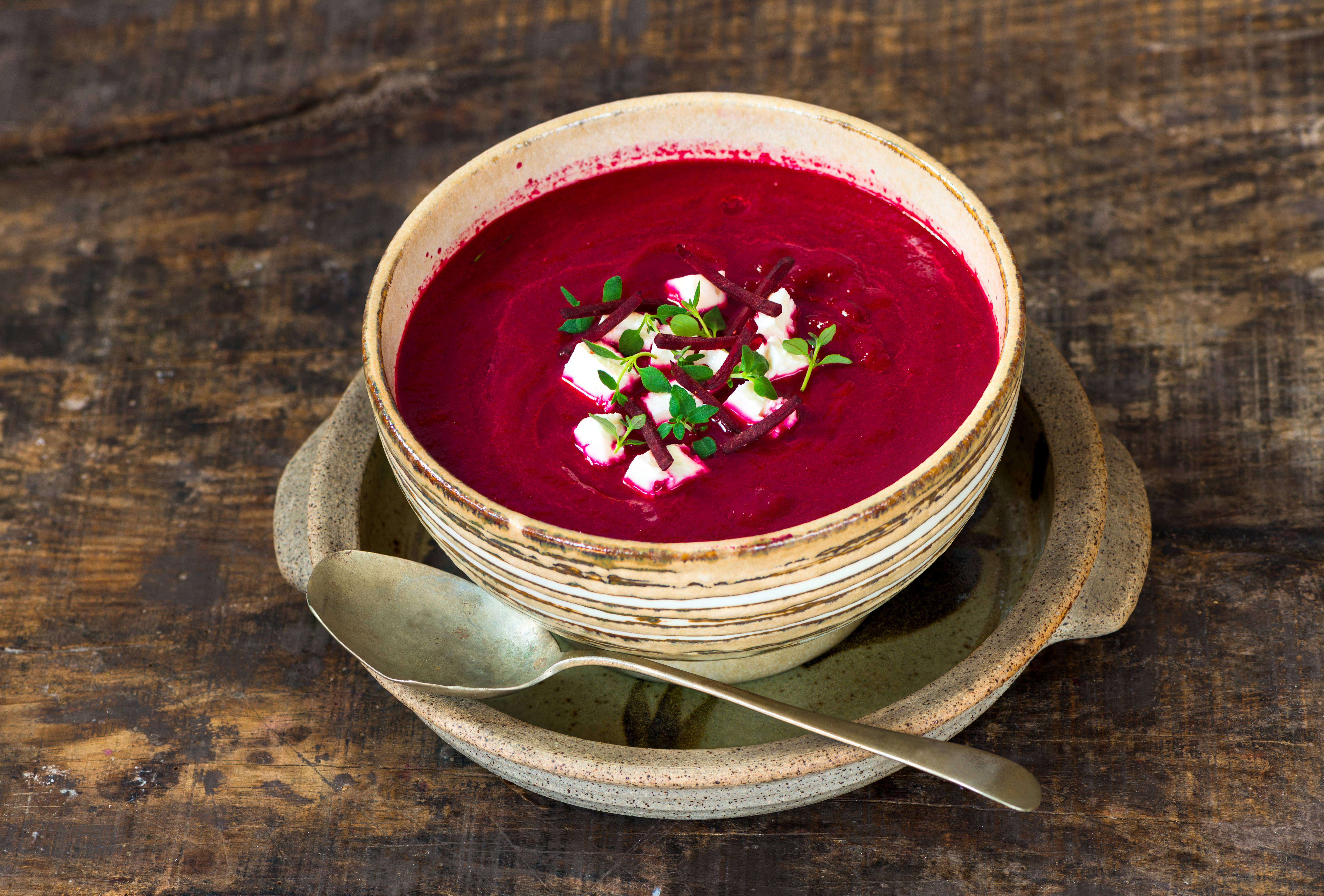Potage de betteraves, poires et gingembre avec cubes de fromage feta