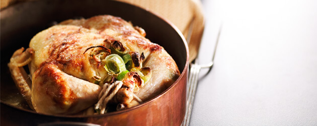 Poulet à la canette de bière (une boisson fermentée) avec des poireaux