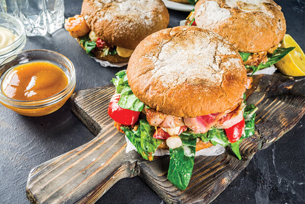 Recette de burger de saumon avec une salsa de fraises du Québec