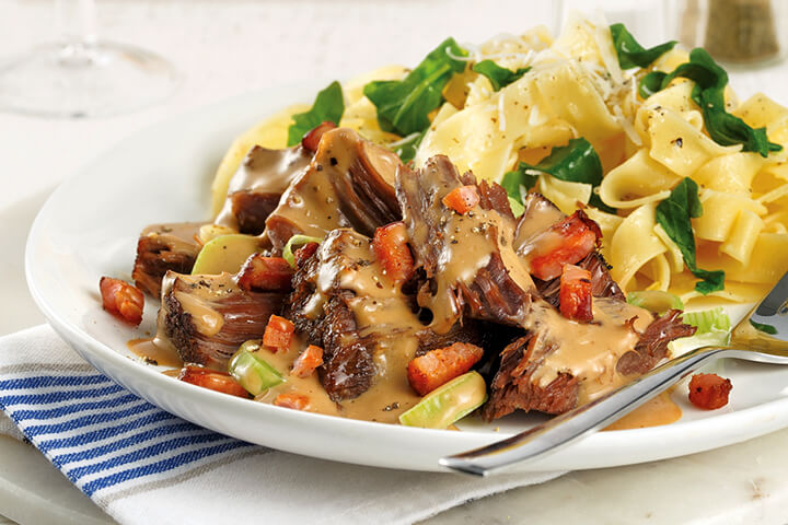 Recette facile à la mijoteuse : bœuf braisé à la bière et poireaux à la mijoteuse