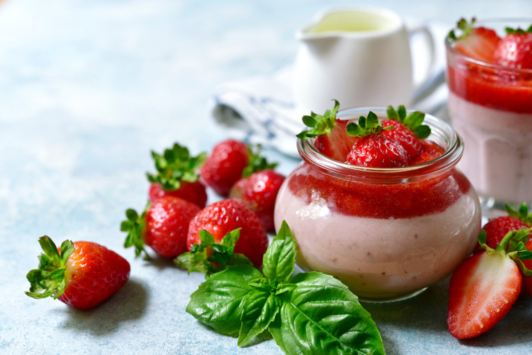 Recette italienne de panna cotta avec fraises du Québec et basilic thaï