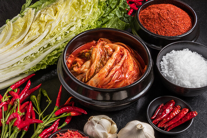 Recette de kimchi, un plat d’accompagnement coreen de chou ferme... ail poireaux