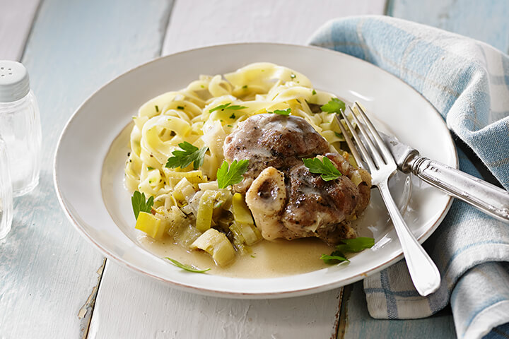 Recette à la mijoteuse d’osso buco mijoté avec fondue de poireaux et pâtes au beurre, au fines herbes et au parmesan