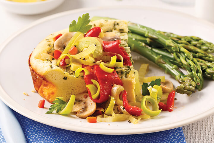 Recette d’omelette soufflée au fromage cuit dans une mijoteuse et accompagnée de poireaux, de poivrons et de champignons