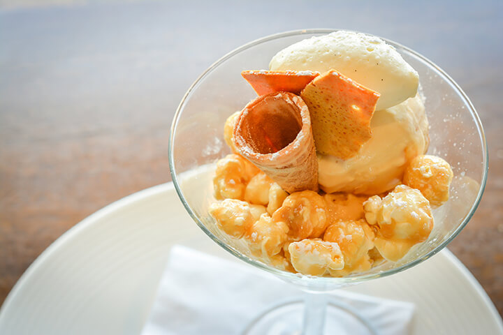 Recette originale de crème glacée au maïs avec popcorn au caramel