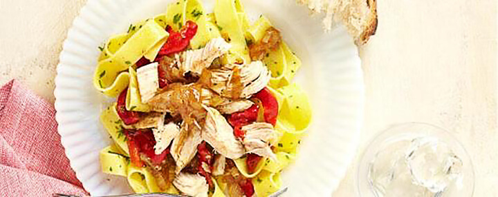 Recette de poulet aux poivrons et aux poireaux à la mijoteuse sur un lit de pâtes