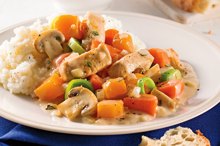 Recette de ragoût de poulet avec des poireaux, de la courge et plusieurs légumes dans une sauce crémeuse qui cuit dans la mijoteuse