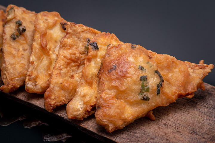 Recette de tempeh frit, mets traditionnel indonésien (Mendoan)