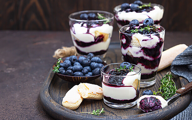 Recette de tiramisu aux bleuets dans des verrines avec une confiture de bleuets