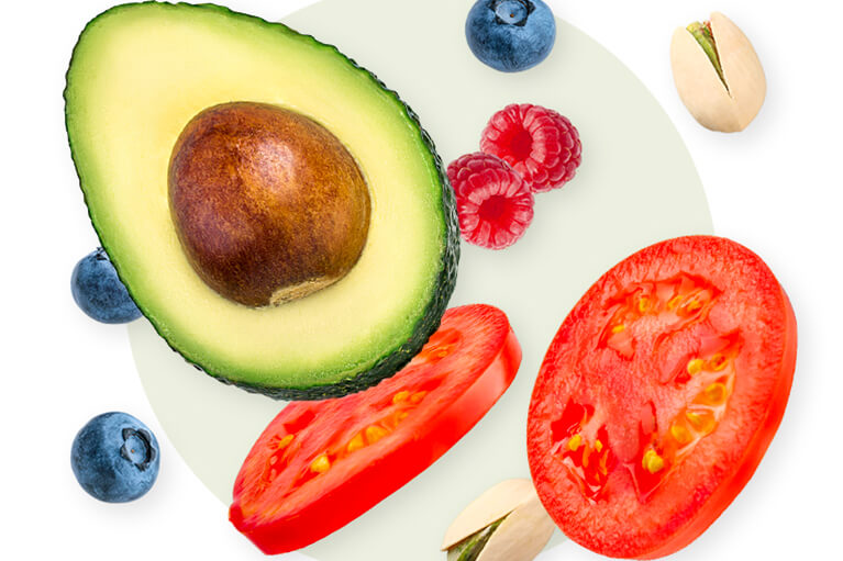 Avocats, tomates, petits fruits et noix composant les entrées sans cuisson