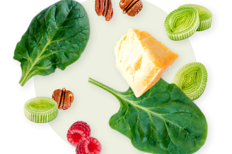 Laitue, poireau, fromage, noix et petits fruits composant les repas sans cuisson