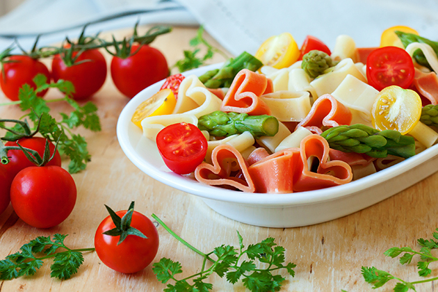 Assiette de viandes froides en forme de cœur