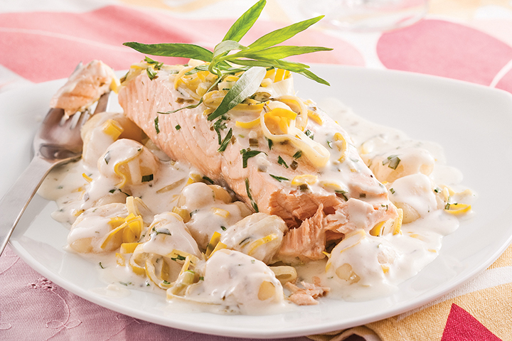 Repas de semaine rapide : saumon et gnocchis à la crème de poireau et à l’estragon