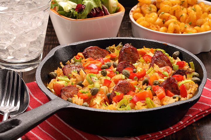 Riz à la saucisse épicée prêt en 25 minutes et aux légumes déglacés au vin blanc