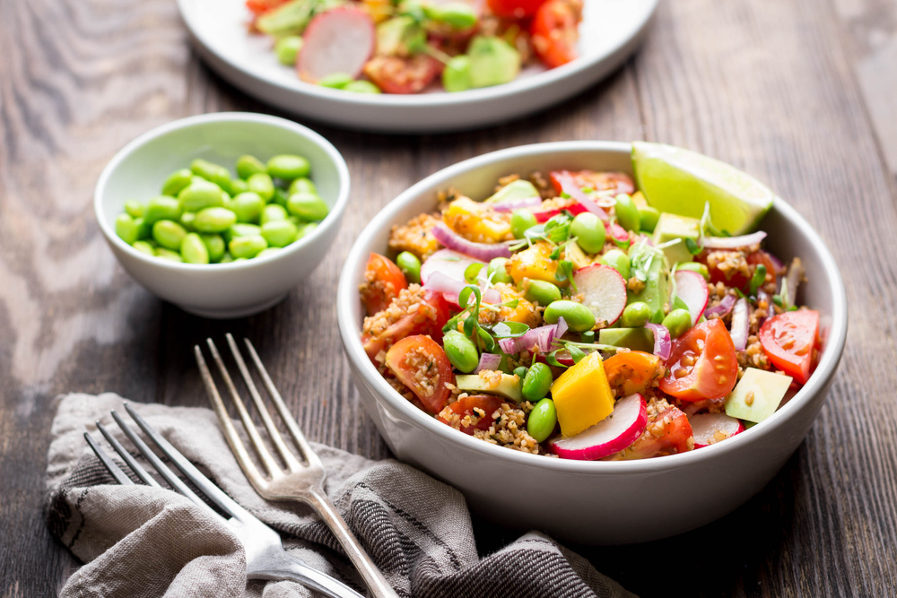 Salade grecque avec fromage feta, tomates, concombres et edamames, produit issu du soya