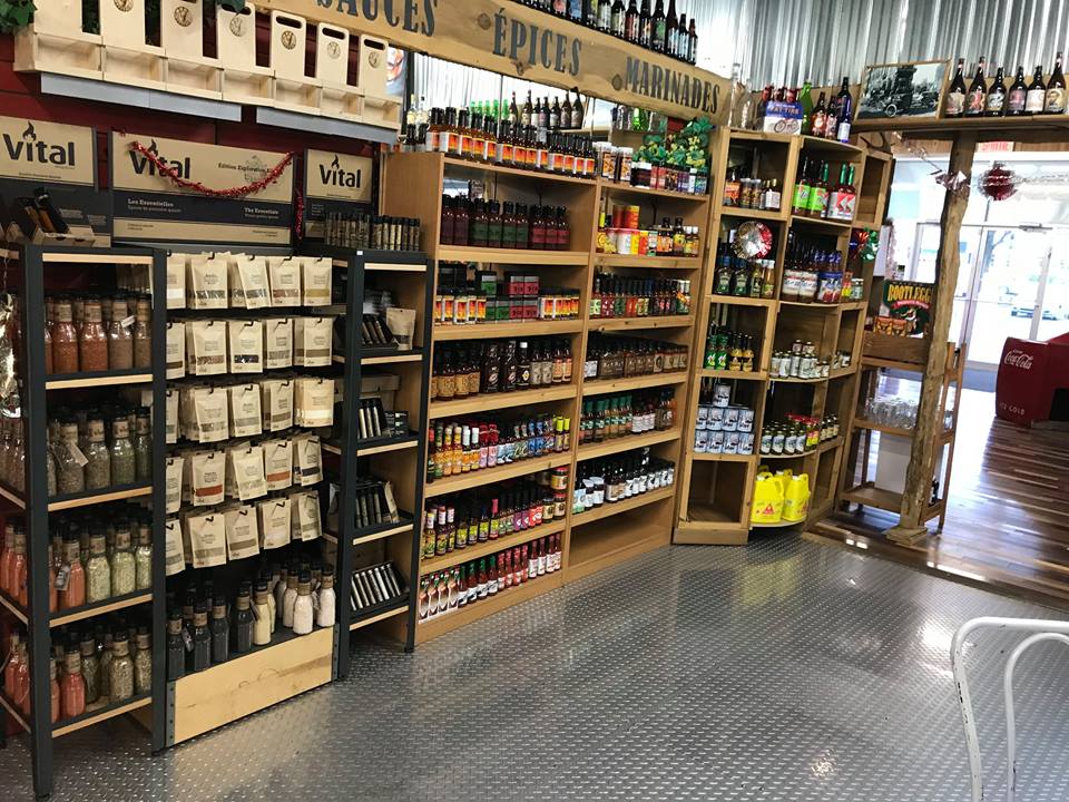Sauces piquantes, sauces BBQ, épices et marinades dans un présentoir chez BBQ Labonté