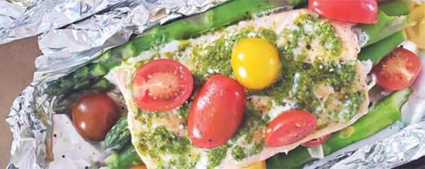 Saumon au pesto en papillote avec poireaux, asperges et tomates cerises