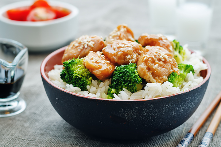 Sauté de poulet à l’ail prêt en 20 minutes avec accompagnement de brocoli et riz